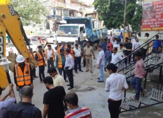 सामाजिक संगठनों की पहल से जगत फार्म मार्किट में अतिक्रमण पर चला प्रशासन का डंडा अतिक्रमण