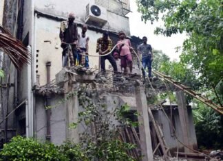 रिटायर्ड कर्नल को फर्जी केस में फंसाने वाले एडीएम के घर का अवैध निर्माण ढहाया adm-illegal-construction