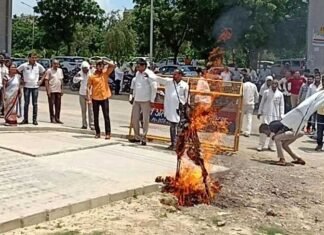 नाराज किसानों ने फूंका प्राधिकरण के सीईओ का पुतला ceo-greater-noida