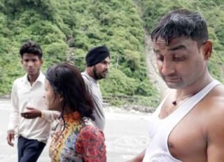 उत्तराखण्ड पुलिस के जवान मनोज ने एक बार फिर डूबती युवती को बचाया manoj-baukhandi-uk-police