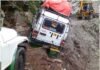 बागेश्वर में सड़क धसने से हवा में लटकी मैक्स