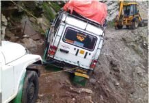 बागेश्वर में सड़क धसने से हवा में लटकी मैक्स