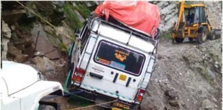 बागेश्वर में सड़क धसने से हवा में लटकी मैक्स