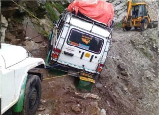 बागेश्वर में सड़क धसने से हवा में लटकी मैक्स