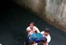 ग्रेटर नोएडा में नाले में गिरी महिला, वीडियो बनाते रहे लोग nale-me-giri-mahila
