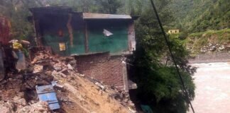 चमोली जिले के नारायणबगड़ बाजार में भूस्खलन से 5 दुकानें भरभरा कर गिरी narayanbaggad-dukane