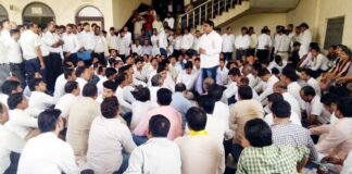 मारपीट मामले में वकीलों का धरना जारी न्यायालय परिसर में कामकाज ठप advocate-strike