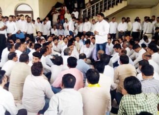 मारपीट मामले में वकीलों का धरना जारी न्यायालय परिसर में कामकाज ठप advocate-strike