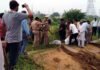 ग्रेनो प्राधिकरण ने धान की खड़ी फसल पर जेसीबी चलाकर मुक्त करायी 65 एकड़ जमीन greno-jcb