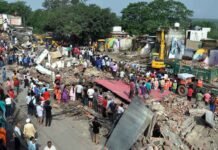 देहरादून में अतिक्रमण पर चला बुल्डोजर, व्यापारी हुए बेकाबू, एसपी सिटी से नोकझोंक premnagar-demolition