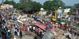 देहरादून में अतिक्रमण पर चला बुल्डोजर, व्यापारी हुए बेकाबू, एसपी सिटी से नोकझोंक premnagar-demolition