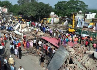 देहरादून में अतिक्रमण पर चला बुल्डोजर, व्यापारी हुए बेकाबू, एसपी सिटी से नोकझोंक premnagar-demolition