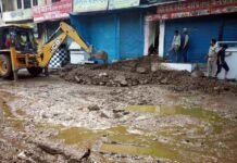 रुद्रप्रयाग बाजार में मलबा घुसने से कई दुकानों का सामान बर्बाद rudrprayag-malba