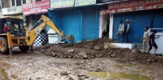 रुद्रप्रयाग बाजार में मलबा घुसने से कई दुकानों का सामान बर्बाद rudrprayag-malba