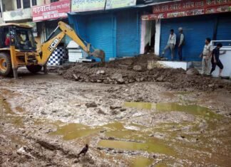 रुद्रप्रयाग बाजार में मलबा घुसने से कई दुकानों का सामान बर्बाद rudrprayag-malba