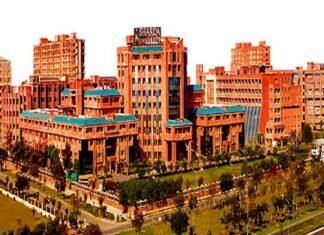 शारदा यूनिवर्सिटी में पांचवें दिन तनावपूर्ण शांति, कैंपस में बाहरी लोगों का प्रवेश पूरी तरह प्रतिबंधित Sharda-university-greater-noida