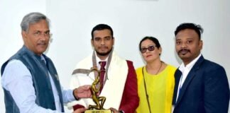 अर्जुन पुरस्कार विजेता पैरा बैडमिंटन खिलाड़ी मनोज को सीएम ने किया सम्मानित para-shuttler-manoj-sarkar