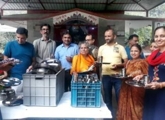 प्लास्टिक व थर्माकोल की जगह स्टील की प्लेट प्रयोग कर दिया पर्यावरण बचाने का संदेश plastic-ban