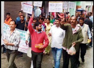 सतपुली चिकित्सालय में स्वास्थ्य सुविधाओं को लेकर क्षेत्रीय जनता का धरना प्रदर्शन satpuli-hospital-strike