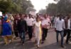 ग्रेटर नोएडा प्राधिकरण कार्यालय पर सफाई कर्मचारियों का धरना प्रदर्शन aap-leader-savita