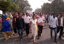 ग्रेटर नोएडा प्राधिकरण कार्यालय पर सफाई कर्मचारियों का धरना प्रदर्शन aap-leader-savita