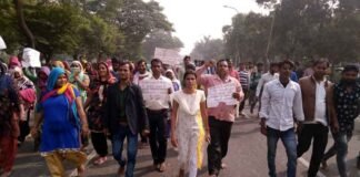 ग्रेटर नोएडा प्राधिकरण कार्यालय पर सफाई कर्मचारियों का धरना प्रदर्शन aap-leader-savita