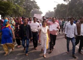 ग्रेटर नोएडा प्राधिकरण कार्यालय पर सफाई कर्मचारियों का धरना प्रदर्शन aap-leader-savita