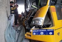नोएडा में स्कूल बस डिवाइडर से टकराई, कई बच्चे घायल,ड्राइवर की हालत गंभीर apj-school-bus-accident