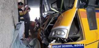 नोएडा में स्कूल बस डिवाइडर से टकराई, कई बच्चे घायल,ड्राइवर की हालत गंभीर apj-school-bus-accident