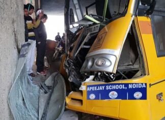 नोएडा में स्कूल बस डिवाइडर से टकराई, कई बच्चे घायल,ड्राइवर की हालत गंभीर apj-school-bus-accident