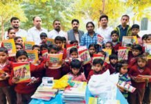 बाल दिवस पर करप्शन फ्री इंडिया संगठन ने गरीब बच्चों को बांटी पाठ्य सामग्री corruption free india