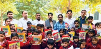 बाल दिवस पर करप्शन फ्री इंडिया संगठन ने गरीब बच्चों को बांटी पाठ्य सामग्री corruption free india