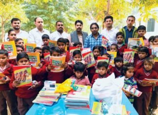 बाल दिवस पर करप्शन फ्री इंडिया संगठन ने गरीब बच्चों को बांटी पाठ्य सामग्री corruption free india