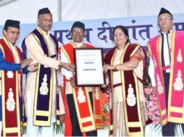 दून यूनिवर्सिटी के पहले दीक्षांत समारोह में छात्रों को डिग्री, लोक गायक नेगी को मानद उपाधि dun-university-convocation