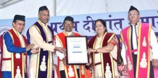 दून यूनिवर्सिटी के पहले दीक्षांत समारोह में छात्रों को डिग्री, लोक गायक नेगी को मानद उपाधि dun-university-convocation
