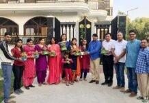 बीटा-1 वासियों ने दिवाली गिफ्ट के रूप में एक दूसरे को पौधे भेंट किये eco-friendly-gift