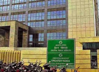 ग्रेटर नोएडा प्राधिकरण कार्यालय में कर्मचारियों और आवंटी के बीच मारपीट greater-noida-authoriyi
