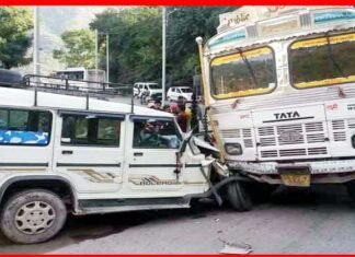 चिन्यालीसौड़ में ट्रक और मैक्स की भिड़ंत, पांच अध्यापिकाओं सहित आठ घायल max-truck-clash-in-uttarakashi