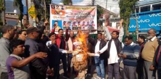 एनआईटी शिफ्ट को लेकर श्रीनगर में जबरदस्त विरोध, बताया पहाड़ विरोधी हरकत nit-shifting-protest
