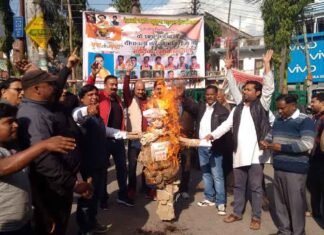 एनआईटी शिफ्ट को लेकर श्रीनगर में जबरदस्त विरोध, बताया पहाड़ विरोधी हरकत nit-shifting-protest