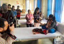 शारदा विश्वविद्यालय के विद्यार्थियों ने शारदा अस्पताल में भर्ती मरीजों के साथ मनाई दीपावली sharda-hospital-diwali celebration