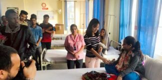 शारदा विश्वविद्यालय के विद्यार्थियों ने शारदा अस्पताल में भर्ती मरीजों के साथ मनाई दीपावली sharda-hospital-diwali celebration