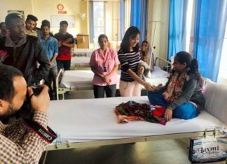 शारदा विश्वविद्यालय के विद्यार्थियों ने शारदा अस्पताल में भर्ती मरीजों के साथ मनाई दीपावली sharda-hospital-diwali celebration