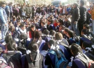कर्णप्रयाग में छात्रा से गैंग रेप मामले में गुस्साई भीड़ ने बद्रीनाथ हाईवे पर लगाया जाम Karnprayag-gang-rape