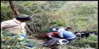 सतपुली-संग्लाकोटी मार्ग पर सवारियों से भरी मैक्स गहरी खाई में गिरी Max-fell-into-a-deep-ditch