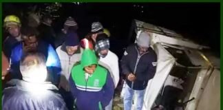 बरातियों से भरा पिकअप वाहन खाई में गिरा, तीन की मौत,10 घायल Pick-up-vehicle