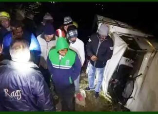 बरातियों से भरा पिकअप वाहन खाई में गिरा, तीन की मौत,10 घायल Pick-up-vehicle