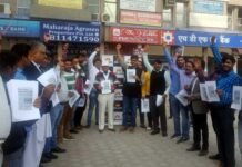 एक्टिव सिटीजन टीम ने सड़क पर कूड़ा फेंकने वालों के खिलाफ चलाई मुहिम active-citigen-team-greater noida