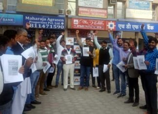 एक्टिव सिटीजन टीम ने सड़क पर कूड़ा फेंकने वालों के खिलाफ चलाई मुहिम active-citigen-team-greater noida