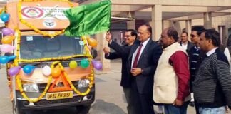 बेटी बचाओ बेटी पढ़ाओ प्रचार रथ को डीएम ने हरी झंडी दिखाकर किया रवाना beti-bachao-beti-padhao